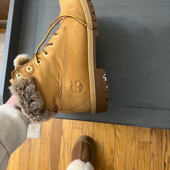 Timberland Brown Boots with Fur Trim - Picture 4 of 9